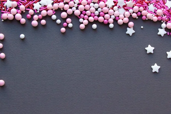 Gri arka planda hamur işleri için pasta süslemeleri. Kartpostal dekorasyon