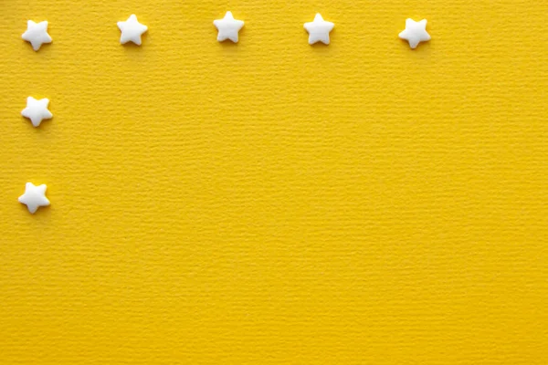 Sarı arka planda hamur işi için pasta süslemeleri. Kartpostal dekorasyon