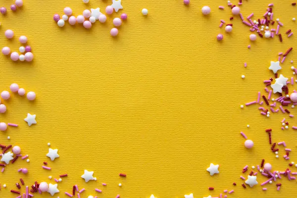 Sarı arka planda hamur işi için pasta süslemeleri. Kartpostal dekorasyon