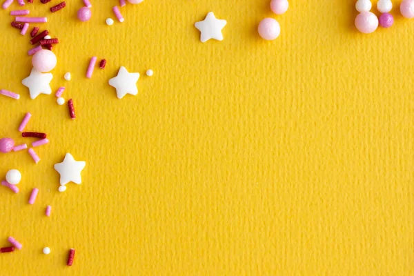 Sarı arka planda hamur işi için pasta süslemeleri. Kartpostal dekorasyon