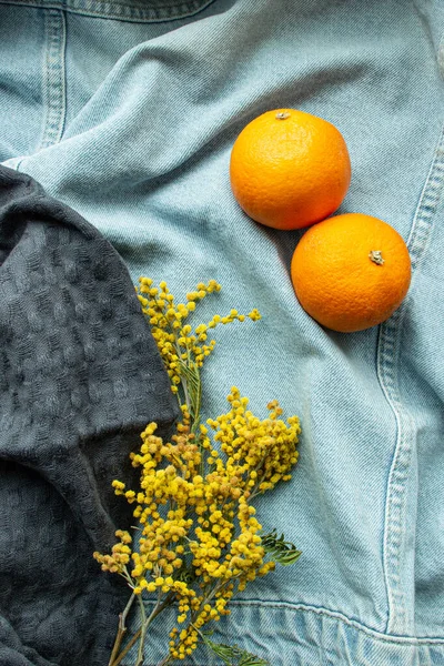 limon, portakal ve mimoza mavi arka planda yatıyordu.