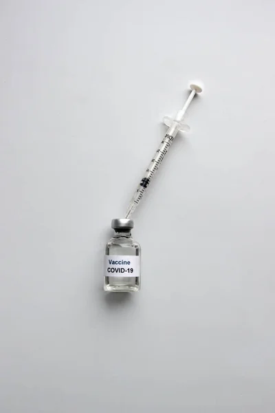 Beyaz arka plan. Aşı ve şırınga Covid-19