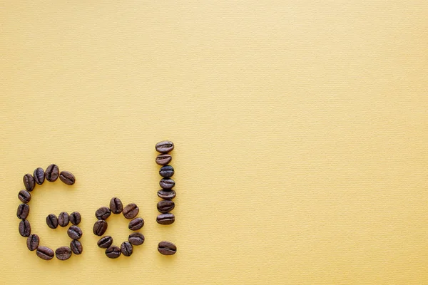 Kahve çekirdekleri sarı arka planda..