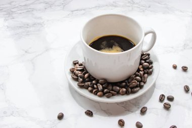 Sıcak espresso kahveli beyaz fincan. Kahve çekirdeği