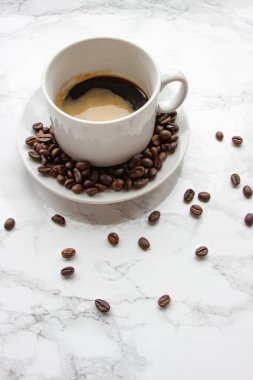 Sıcak espresso kahveli beyaz fincan. Kahve çekirdeği