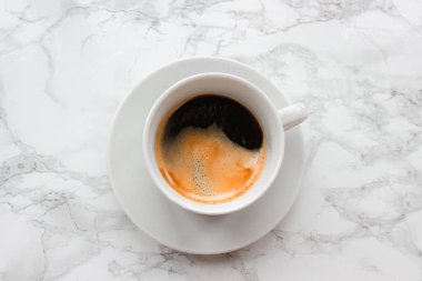 Sıcak espresso kahveli beyaz fincan..