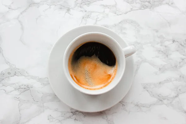 Sıcak espresso kahveli beyaz fincan..