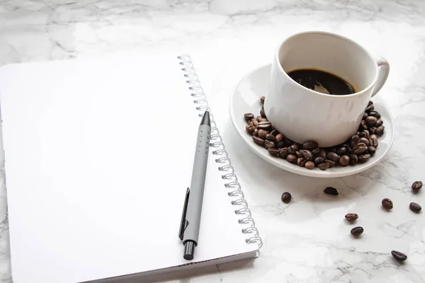 Espresso kahve ve boş sayfalı not defteri. Kalem.
