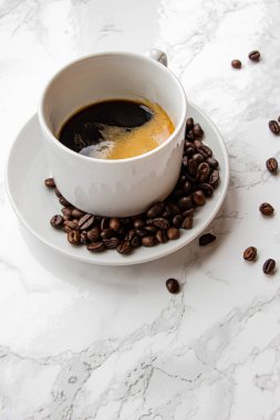 Sıcak espresso kahveli beyaz fincan. Kahve çekirdeği