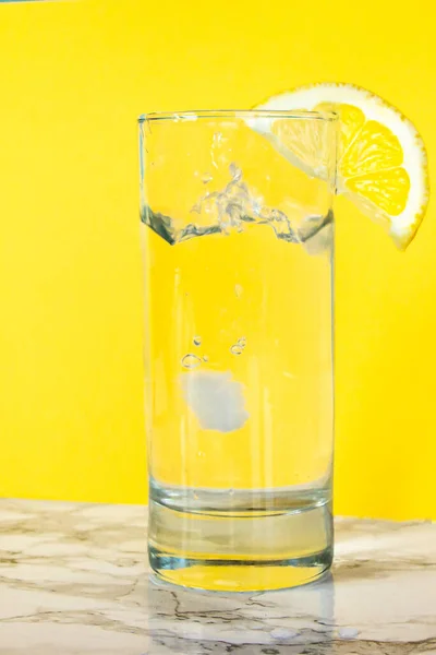 Copo Água Clara Com Limão Foto Suculenta — Fotografia de Stock