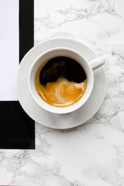 Sıcak espresso kahveli beyaz fincan. Aroma