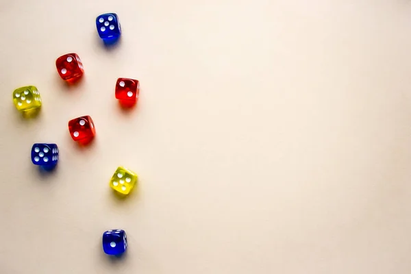 Kırmızı ve mavi sarı renkli zarlar açık arkaplan