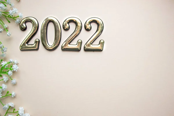 metin için yeri olan hafif arkaplan. 2022 ve beyaz çiçekler. Boşluğu kopyala