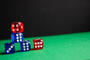 zar kırmızı ve mavi renk yeşil ve siyah arkaplan