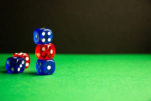 zar kırmızı ve mavi renk yeşil ve siyah arkaplan