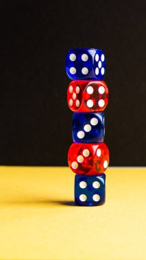 zar kırmızı ve mavi renk yeşil ve siyah arkaplan