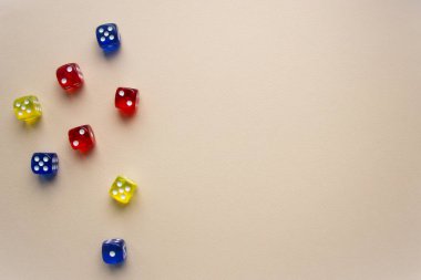 zar kırmızı ve mavi ve sarı renk ışık arkaplanı