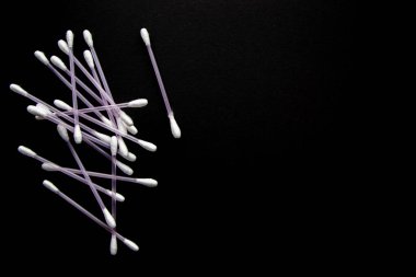 Siyah arkaplanda bir sürü pamuk tomurcuğu
