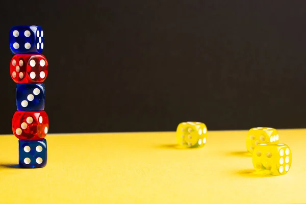 zar kırmızı ve mavi renk yeşil ve siyah arkaplan