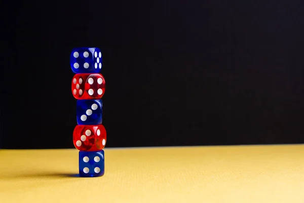 zar kırmızı ve mavi renk yeşil ve siyah arkaplan