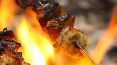 bir açık ateş üzerinde kavrulmuş et