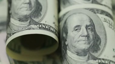 Yüz dolarlık banknotlar bir tüpün içine haddelenmiş.