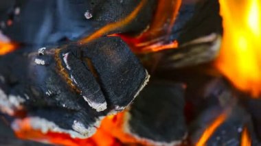 yanan ahşap köz yakın çekim