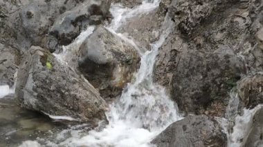 Nehir şelalesi. Su akıntısı ve kaya taşları. Yavaş çekim görüntüleri.