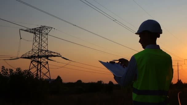 Ingeniero Inspecciona Líneas Alto Voltaje Supervisor Líneas Eléctricas — Vídeos de Stock