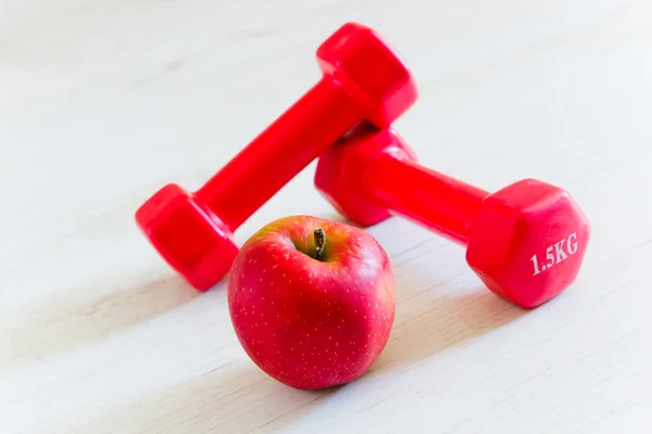 Arka plan bulanık Apple ve fitness halter