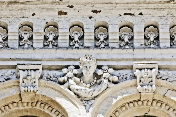 Sochařská výzdoba průčelí starého domu — Stock fotografie