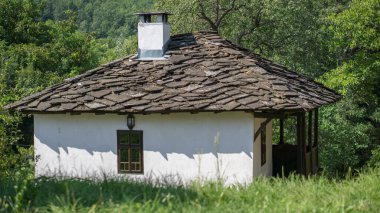 Çatısı taş olan eski bir köy evi.