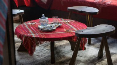 Geleneksel Bulgar folklor yemek masası sandalyeli.