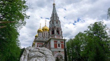 Doğada altın çatılı bir kilise.