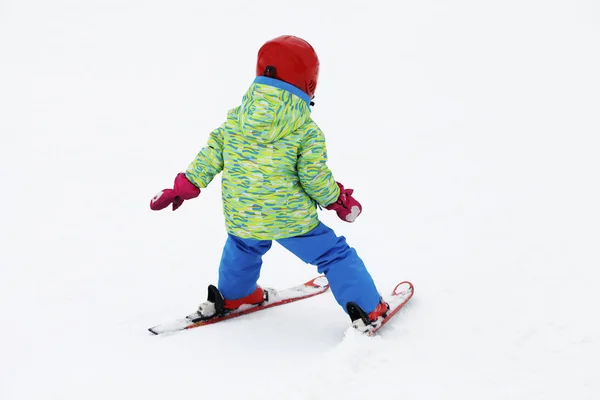 Małe dziecko aktywne na nartach na stoku śnieg — Zdjęcie stockowe