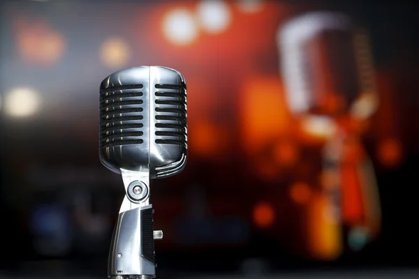 Krom retro mikrofon yakın çekim, karaoke