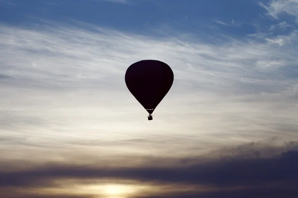 Ουρανό, μπαλόνι, ηλιοβασίλεμα, ελευθερία, ταξίδια, τον τρόπο ζωής — Φωτογραφία Αρχείου