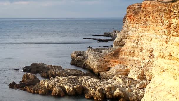 Hermoso paisaje de la naturaleza, océano, rocas, costa — Vídeo de stock