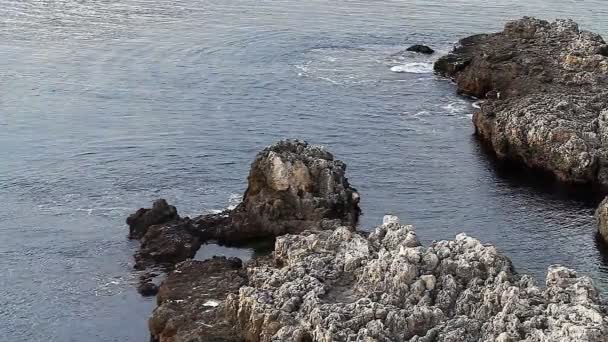 Bela paisagem da natureza, oceano, rochas, costa — Vídeo de Stock