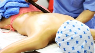 masör masaj yapıyor