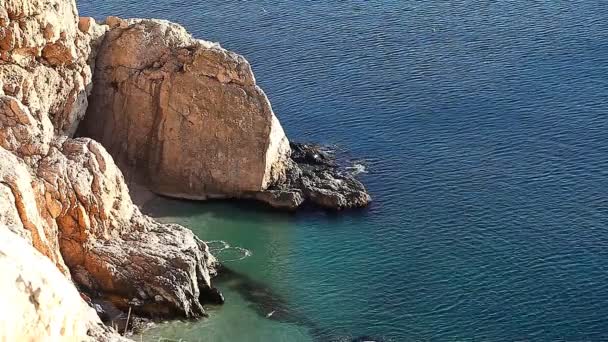 Hermoso paisaje de la naturaleza, océano, rocas, costa — Vídeo de stock