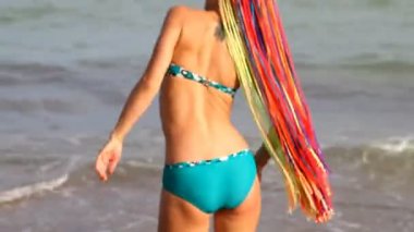 deniz kenarı ince genç kız