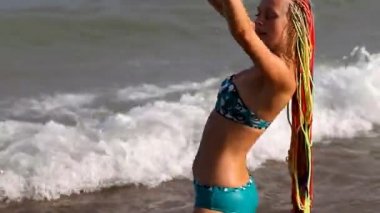 deniz kenarı ince genç kız