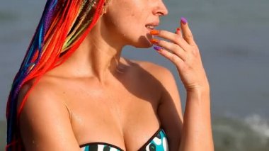 deniz kenarı ince genç kız