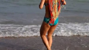 deniz kenarı ince genç kız