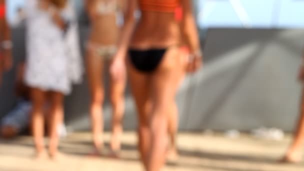 Konkurrens bikini på stranden — Stockvideo