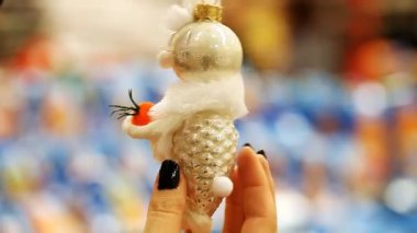 Noel süsleri, elinde yakın çekim