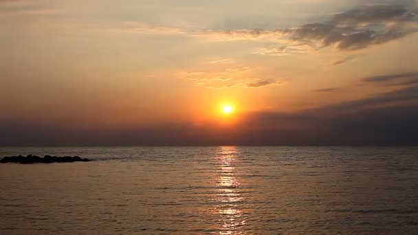 Hermoso amanecer en el mar — Vídeo de stock