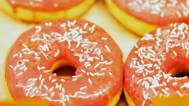 Zoete donut gegarneerd met gekleurde glazuur — Stockvideo