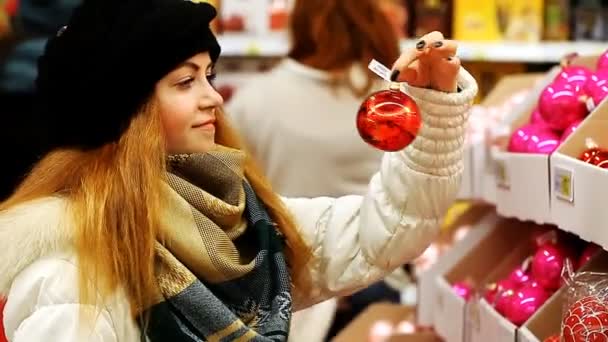 年轻的女孩选择球的圣诞树 — 图库视频影像